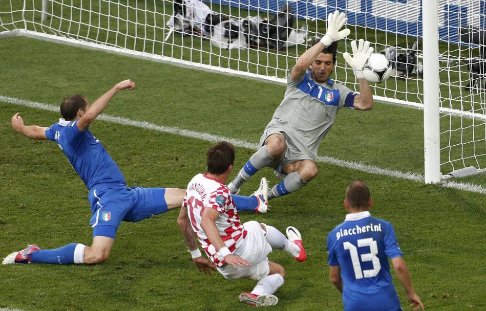 Euro 2012, in Polonia e Ucraina. 1-1 con la Spagna nella gara inaugurale e 1-1 con la Croazia nella seconda uscita: Mandzukic riprende Pirlo. Reuters